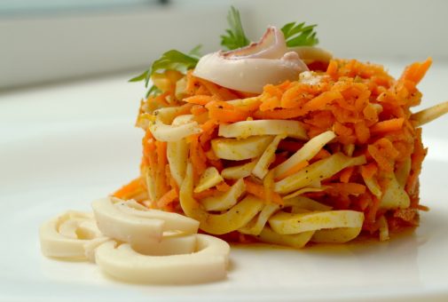 Салат Морковь по-корейски с кальмаром в майонезе (1 кг)
